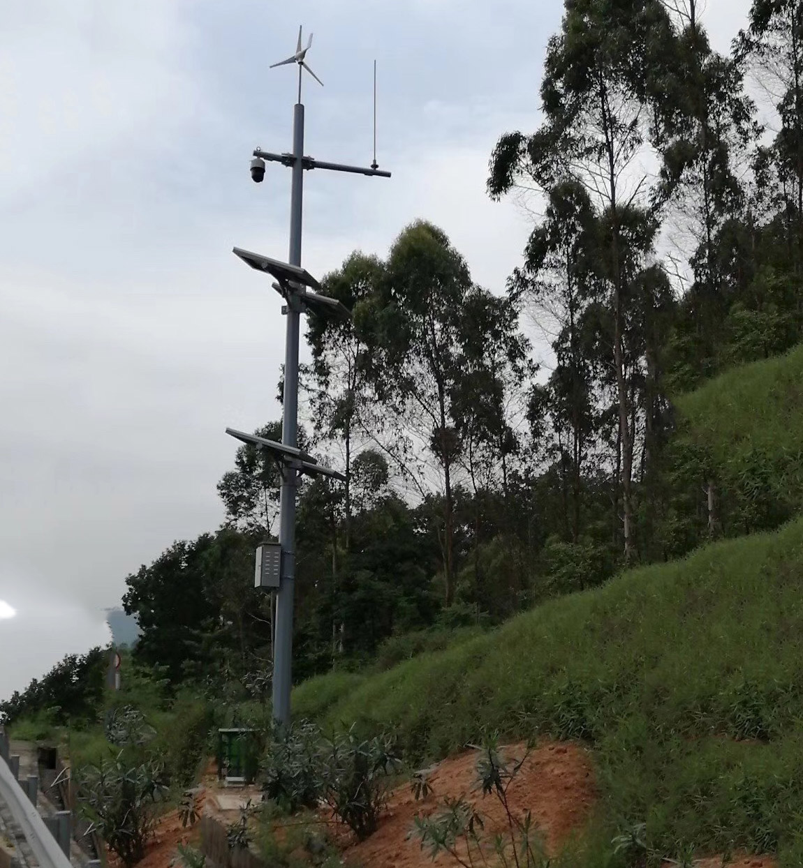 乐动在线注册助力甬莞高速揭西路段加装监控杆工程